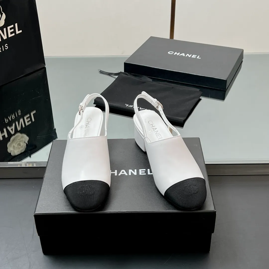 👟👟Ex-factory price 580👟👟 Top quality! Chanel Xiaoxiang 25C early spring new product, thick-heeled cap-toe sandals and back-strap single shoes. Grandma Xiang’s always elegant and ladylike temperament, full of high-end sense, very nice on the feet ~ French style, really beautiful to the top of my heart! An elegant and romantic fairy should be like this! The minimalist color scheme is deeply rooted in people's hearts~ It goes well with either skirts or casual wear! Whether worn barefoot or paired with skirts or trousers, it is very versatile! Incomparably beautiful! Special fairy ✔ Check out the details of my house and take real photos. Fabric: Sheepskin ➕ Grosgrain. Inner pads: all silk sheepskin. Outsole: cowhide outsole imported from Italy. Heel height: 4.5cm. Size: 35-39 (40/41 customized). Comes with counter 🇮🇹 authentic packaging.